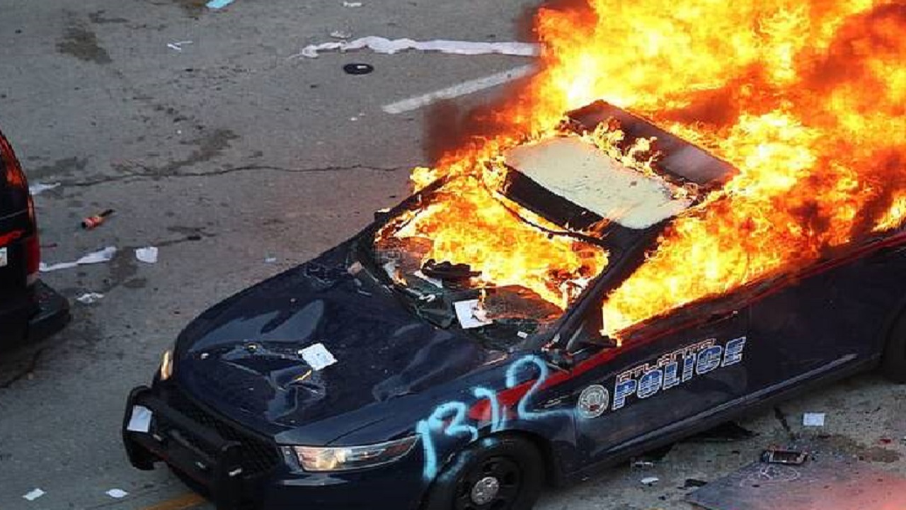 خودروی پلیس آمریکا مقابل دادگاه عالی این کشور به آتش کشیده شد