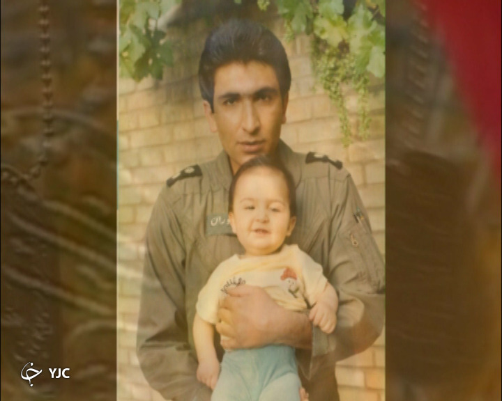 عکسی از شهید عباس دوران به همراه فرزندش