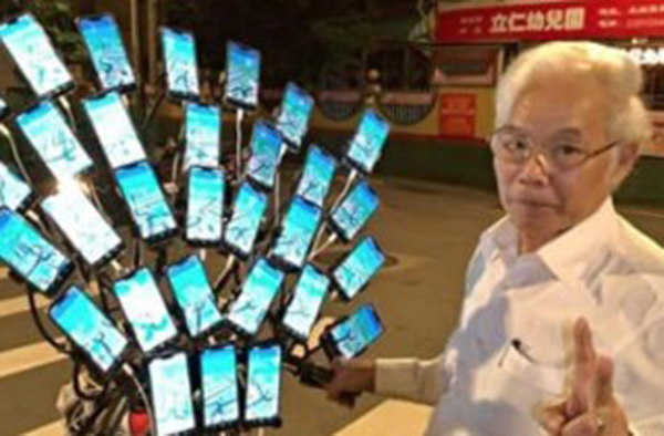 سفر کردن پدربزرگ Pokemon Go با ۶۴ گوشی هوشمند