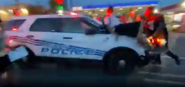 پلیس دیترویت با خودرو معترضان را زیر گرفت+ تصاویر