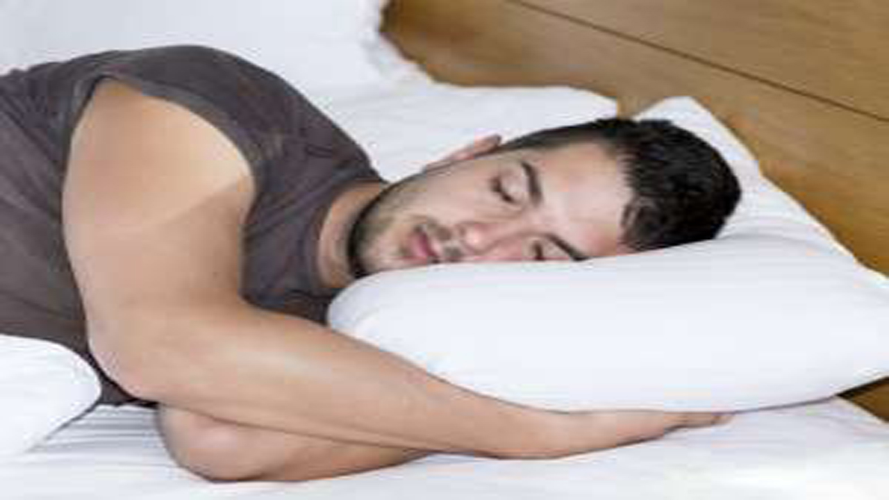 چرا خوابیدن روی پهلوی چپ برای سلامتی خوب است؟