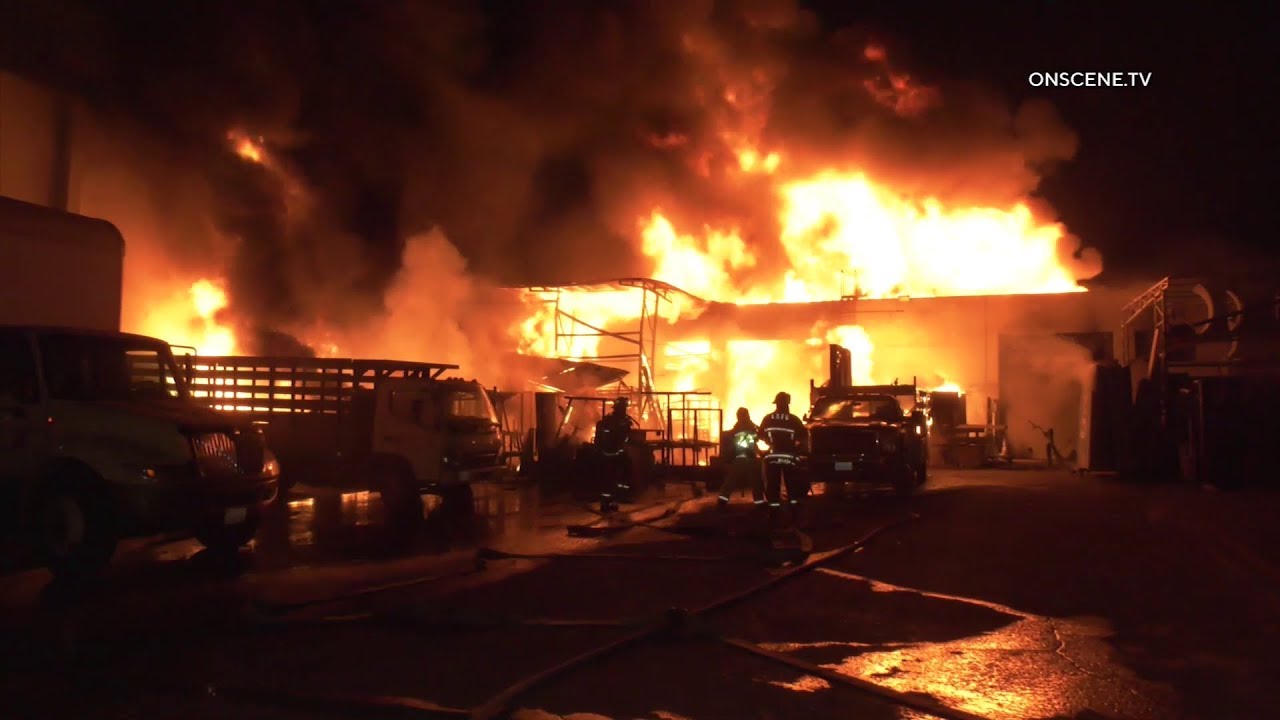 آتش‌سوزی یک ساختمان تجاری در «هالیوود» کالیفرنیا