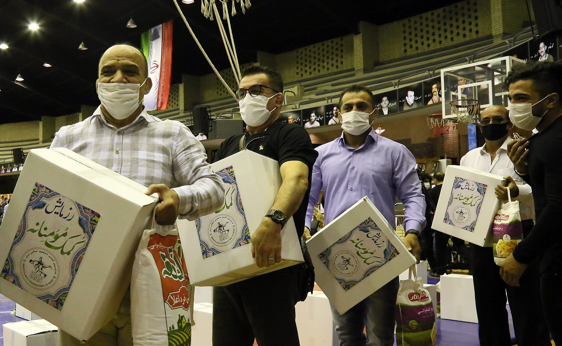 برگزاری مراسم پویش کمک مومنانه قهرمانان کشتی/ انتقال بسته های معیشتی برای اهداء به اقشار آسیب پذیر