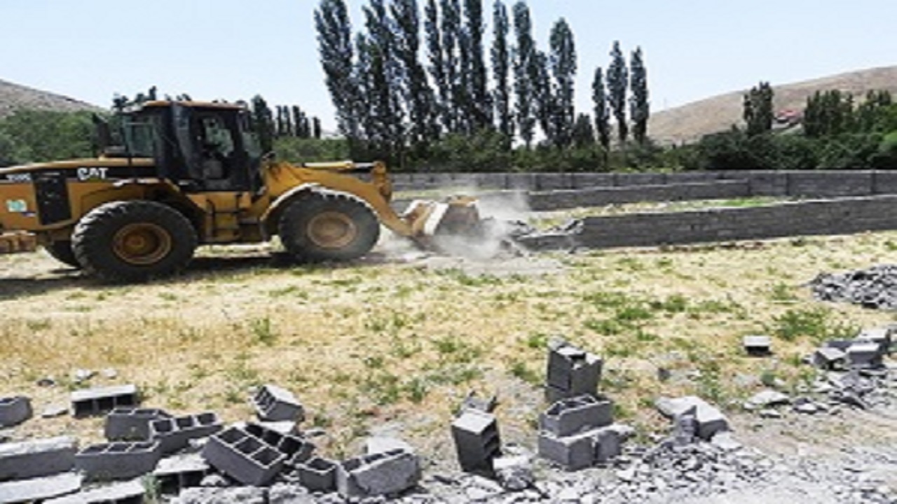 ساخت و ساز‌های غیر مجاز در باغملک تخریب شدند