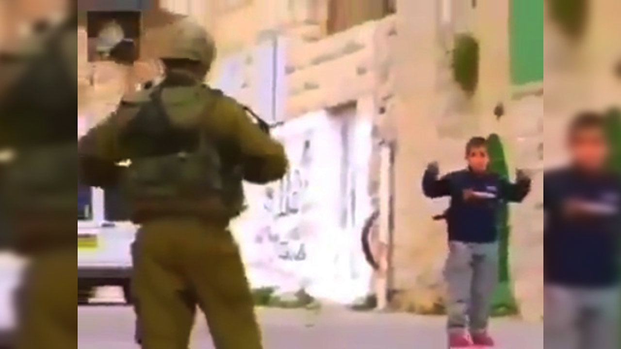 بازرسی بدنی کودک فلسطینی حین بازگشت از مدرسه توسط صهیونیست‌ها + فیلم