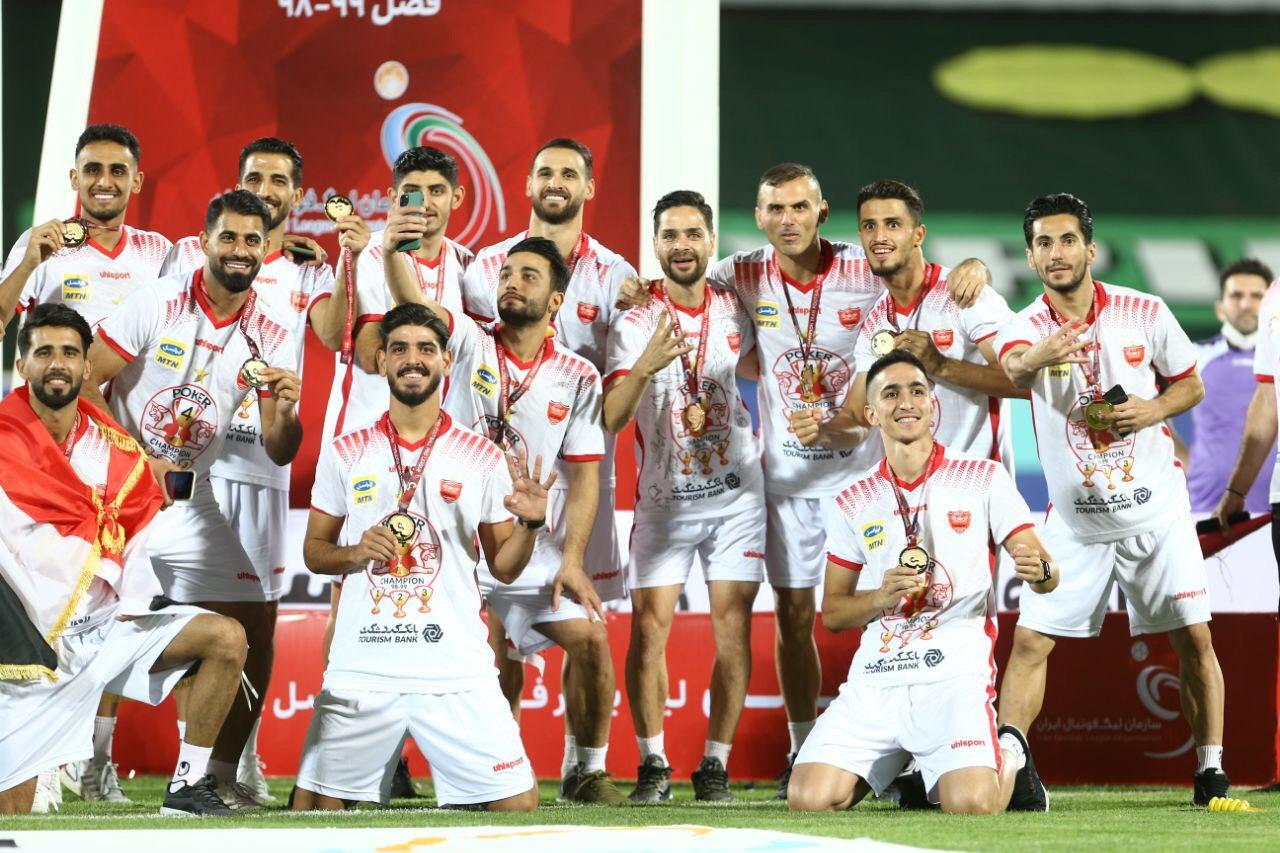 لحظه اهدای جام پوکر قهرمانی پرسپولیس به کاپیتان سیدجلال حسینی