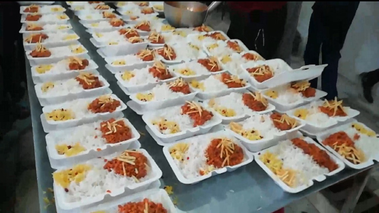 تهیه ۱۱۱۰ پرس غذای گرم به مناسبت عید غدیر خم در کاشمر + فیلم