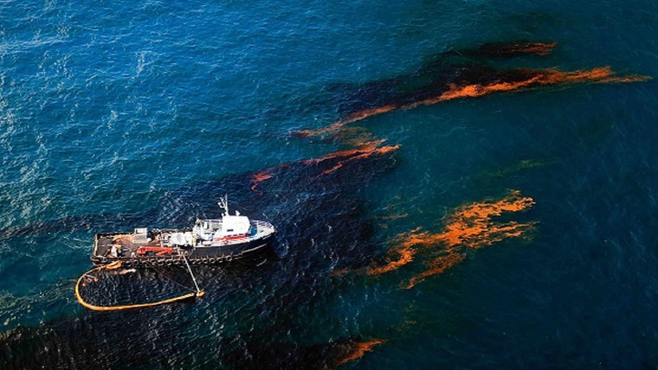 بحران زیست محیطی در جزیره موریس به دلیل نشت چهار هزارتن نفت خام