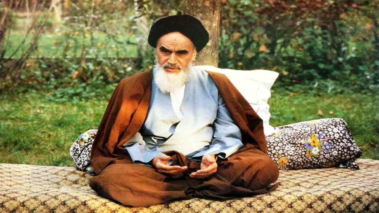 امام خمینی (ره): قدرت‌های بزرگ هیچ وقت به فکر آسایش ملت‌ها نیستند + فیلم