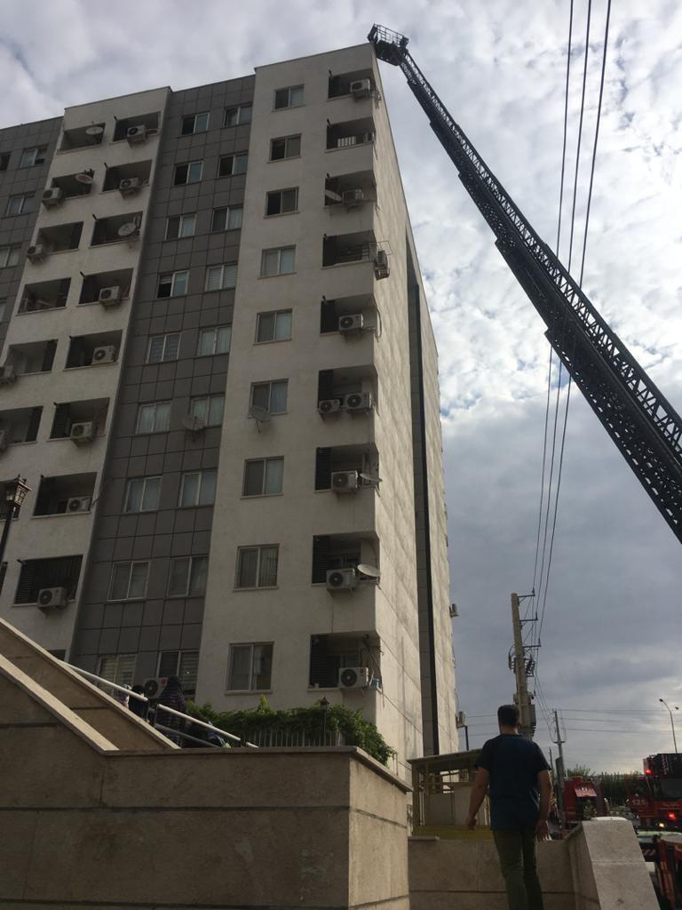 آتش سوزی یک مجتمع مسکونی ۱۰ طبقه در شهرک شهید بهشتی + تصاویر