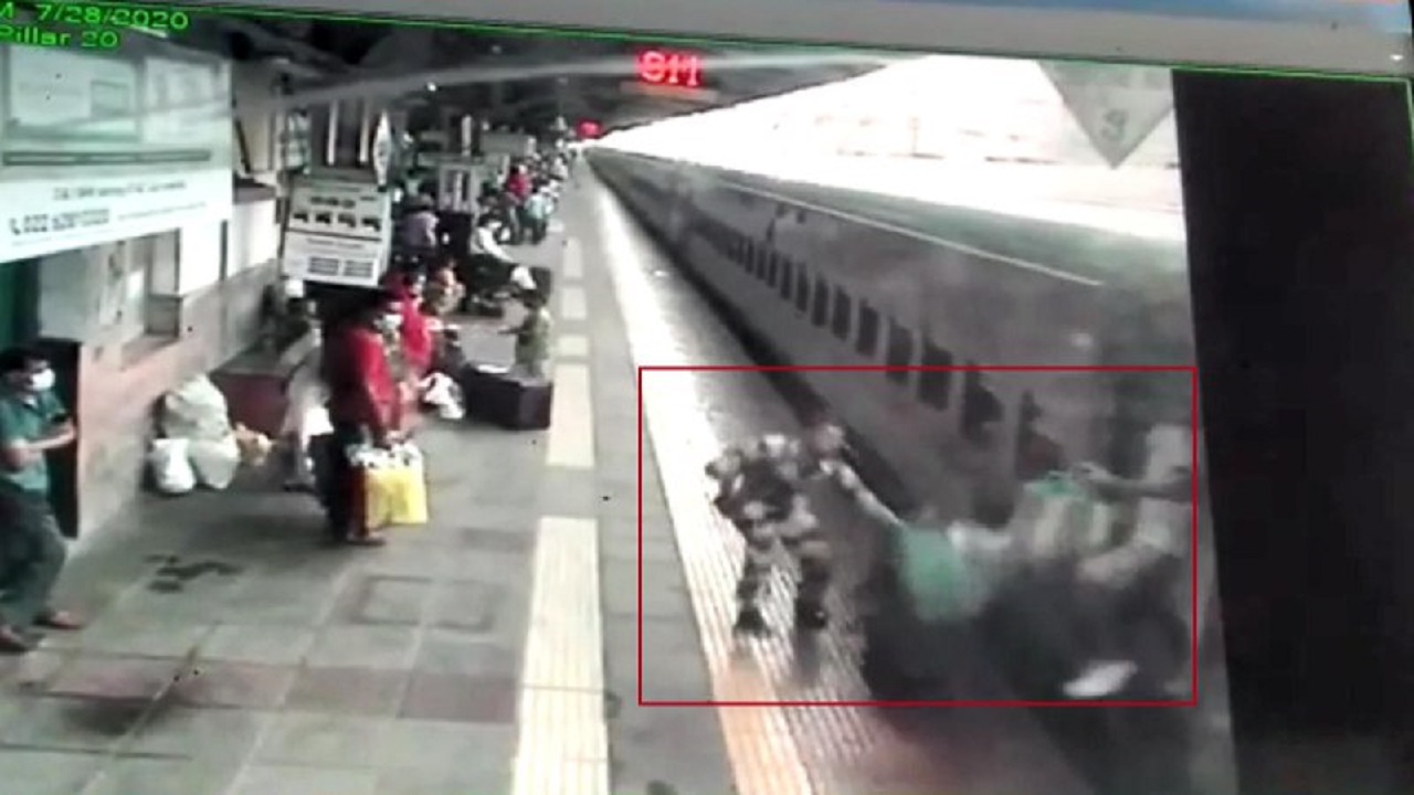 نجات مسافر سقوط کرده به زیر قطار در آخرین لحظه!