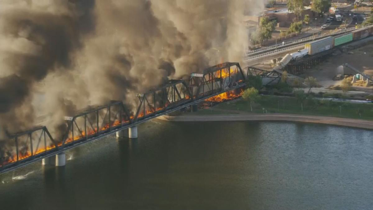 خروج قطار از ریل و فروریختن پل بر اثر آتش سوزی در آریزونای آمریکا + تصاویر