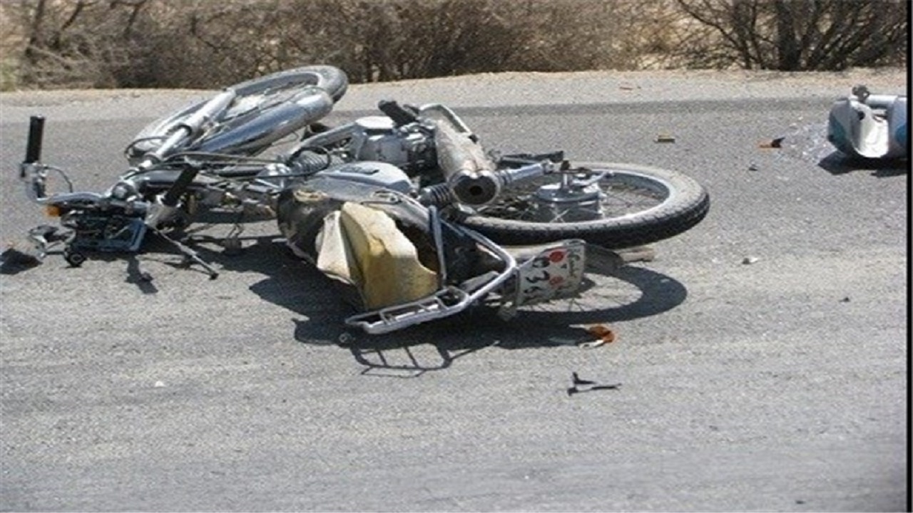 واژگونی موتورسیکلت حامل شیشه در شهرستان بیرجند