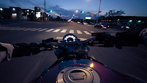موتورسواری که یک نفر را از خودکشی نجات داد + فیلم