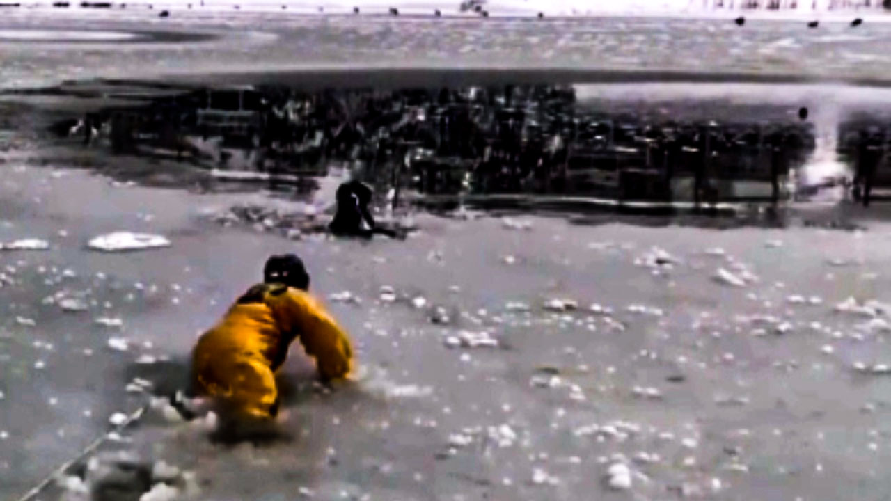 نجات یک سگ گیر افتاده در دریاچه یخ‌ زده + فیلم