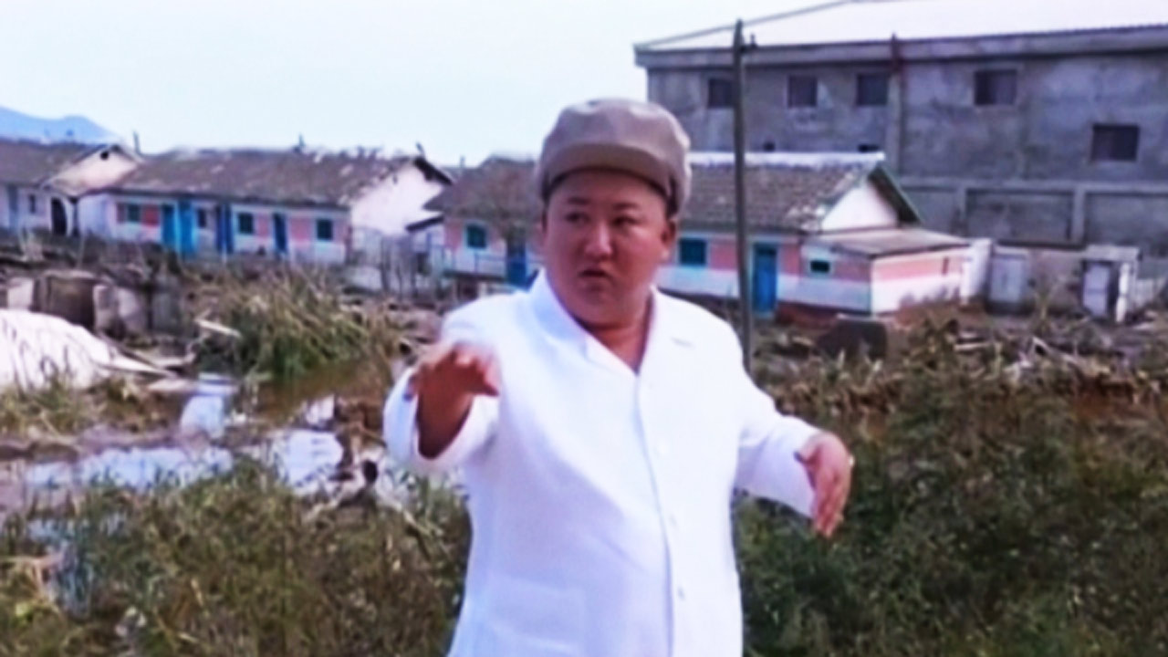 بازدید رهبر کره شمالی از مناطق طوفان زده در این کشور + فیلم