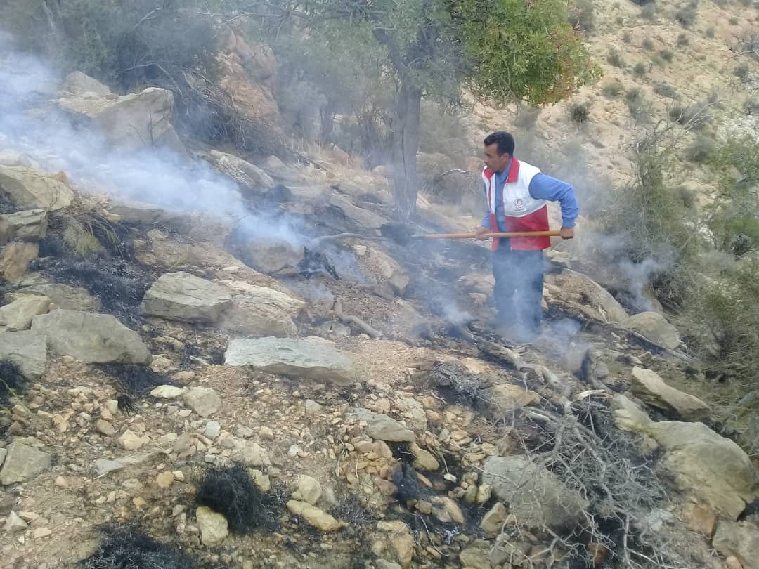 مهار آتش سوزی در ۲۰ هکتار از مراتع بافت