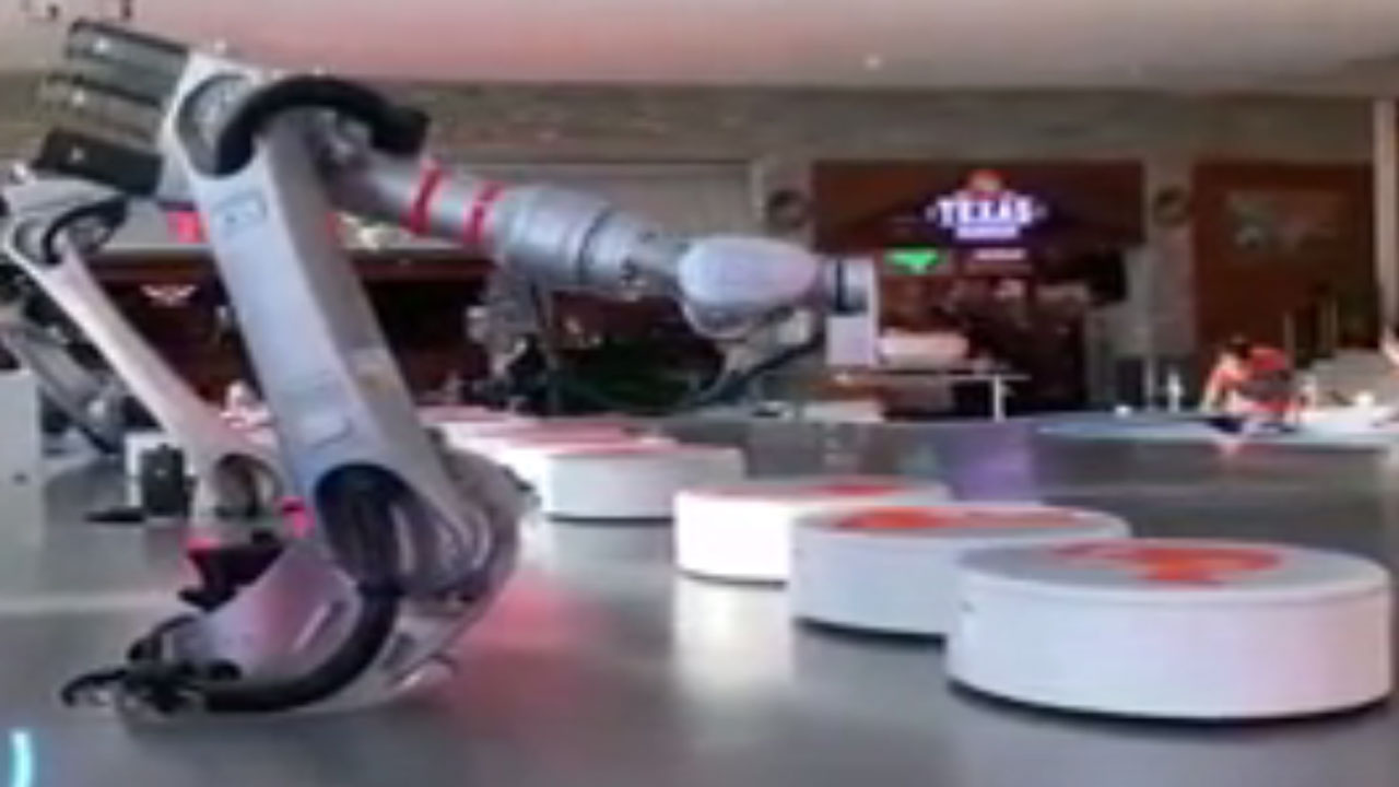 کافی شاپ تمام رباتیک در دبی + فیلم