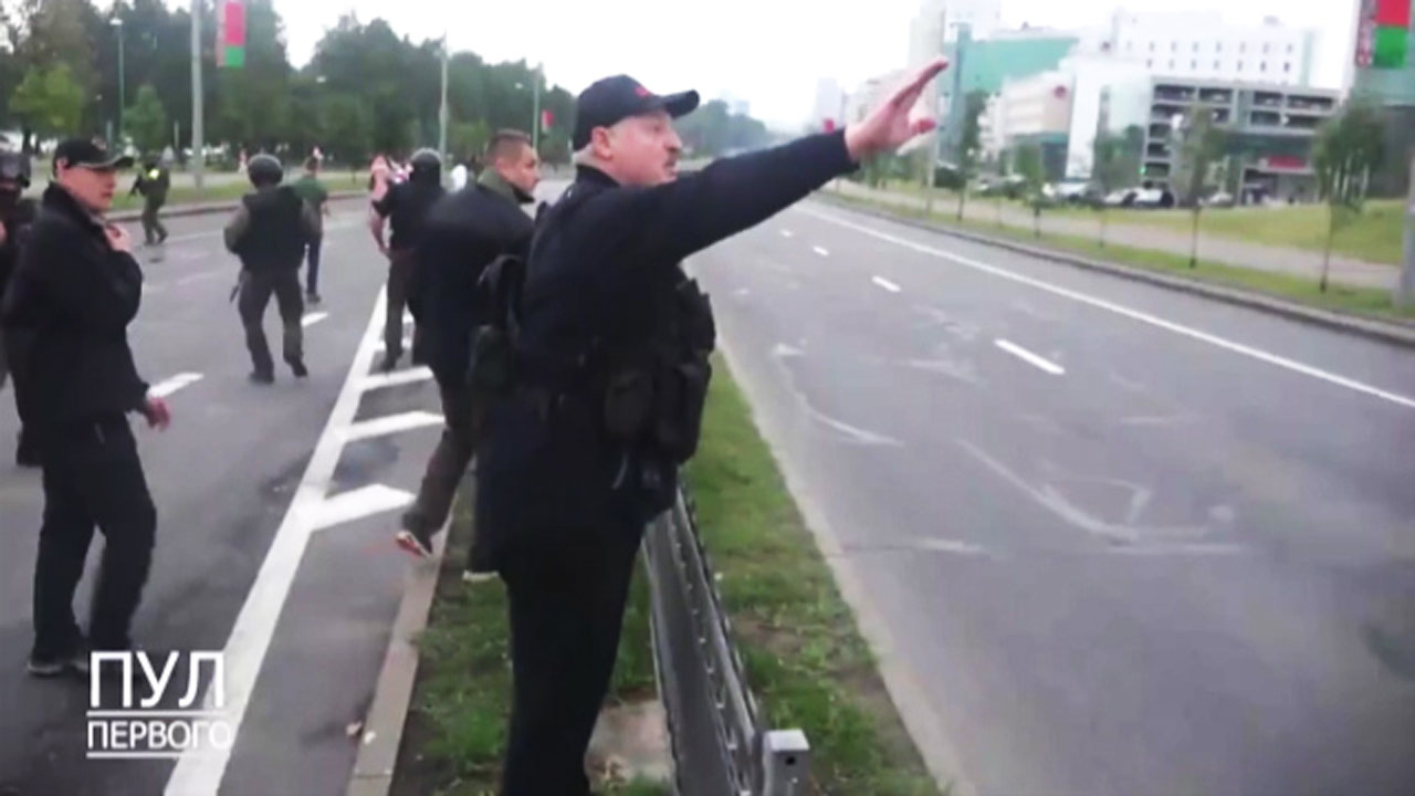 حضور لوکاشنکو در بین ماموران پلیس با اسلحه + فیلم