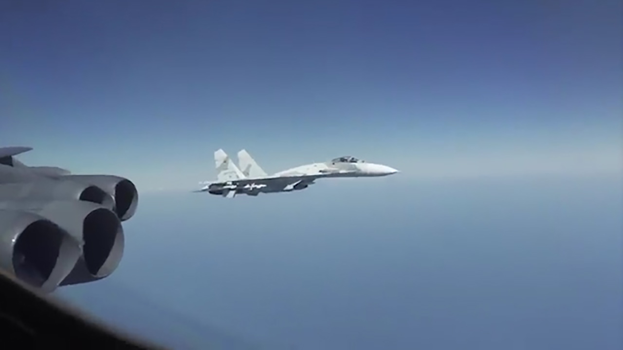 اخطار جنگنده‌های روسی به بمب افکن B-۵۲ آمریکایی بر فراز دریای سیاه + فیلم