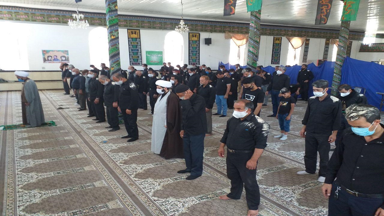 برگزاری نماز ظهر عاشورا در روستای تکه نهاوند + تصاویر