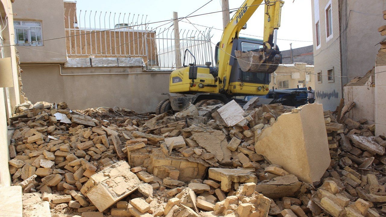 تخریب دو باب منزل مسکونی متروکه در سنندج