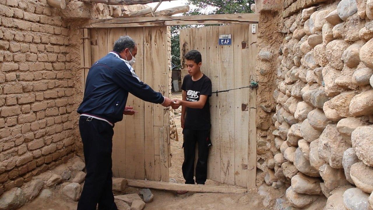 توزیع گوشت بین خانواده‌های آسیب‌پذیر در روستاهای زنجان + تصاویر