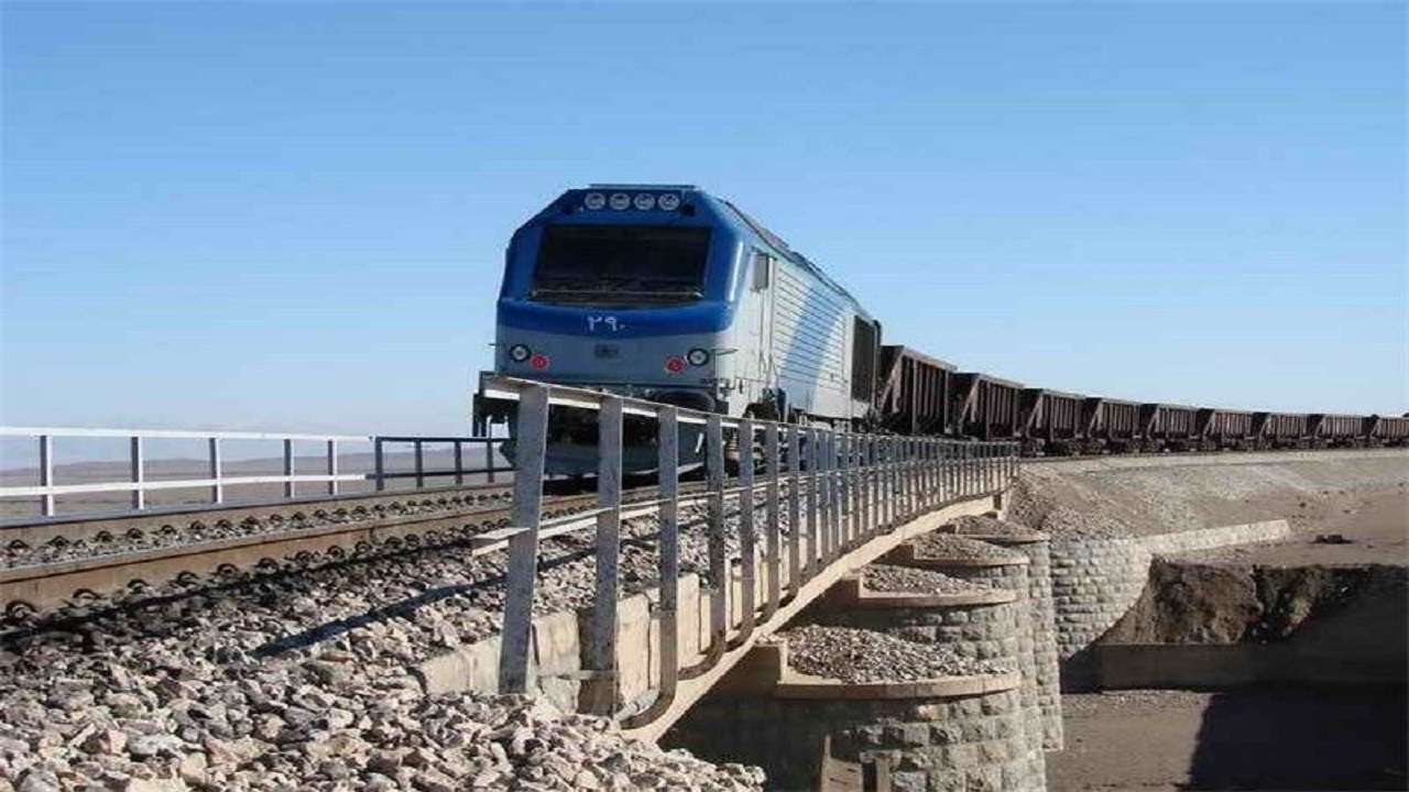 زیرگذر پل راه‌آهن جنت آباد قم ز باران و سیلاب نیابد گزند
