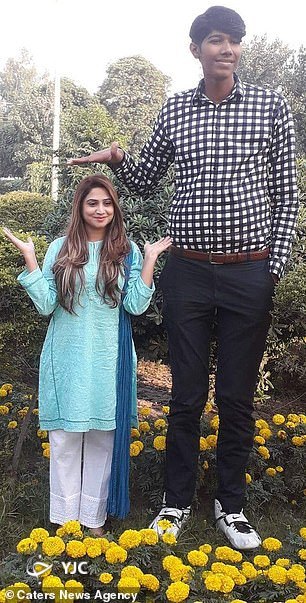 نوجوان ۲.۵ متری پاکستانی که غول پاکستان لقب گرفته است
