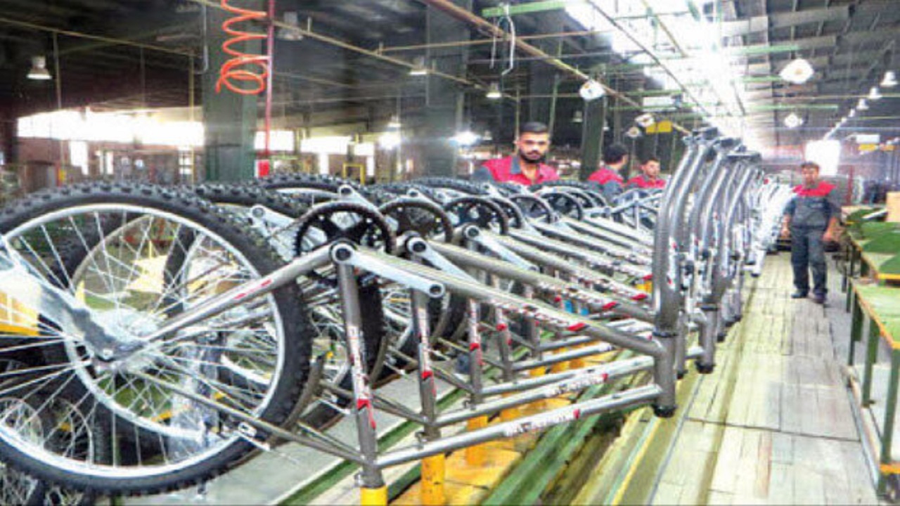 بزرگ‌ترین کارخانه دوچرخه‌سازی غرب آسیا پا در رکاب تولید گذاشت/ دستان تلاشگر، فعالیت را به کارخانه برگرداند