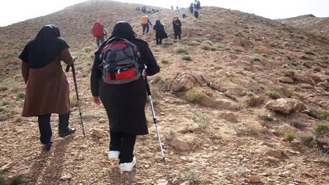 کوهنوردان مهابادی به قله فرنگ صعود کردند