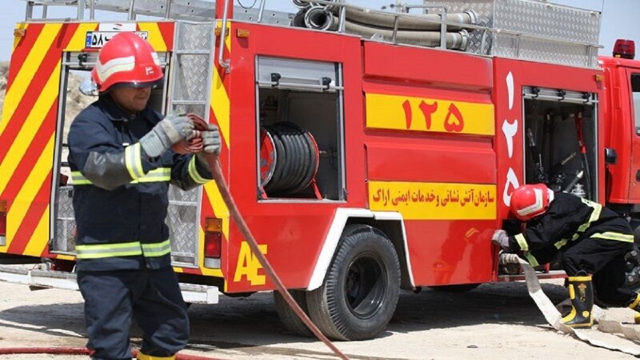 یک دستگاه خودرو پژو پارس در خیابان امام اهواز دچار آتش سوزی شد