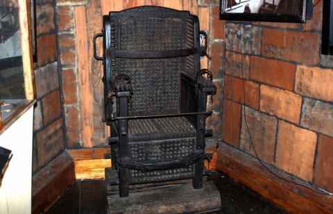 در موزه شکنجه آمستردام، گیوتین را از نزدیک ببینید