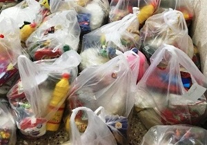 توزیع بسته‌های مواد غذایی بین نیازمندان باغملک