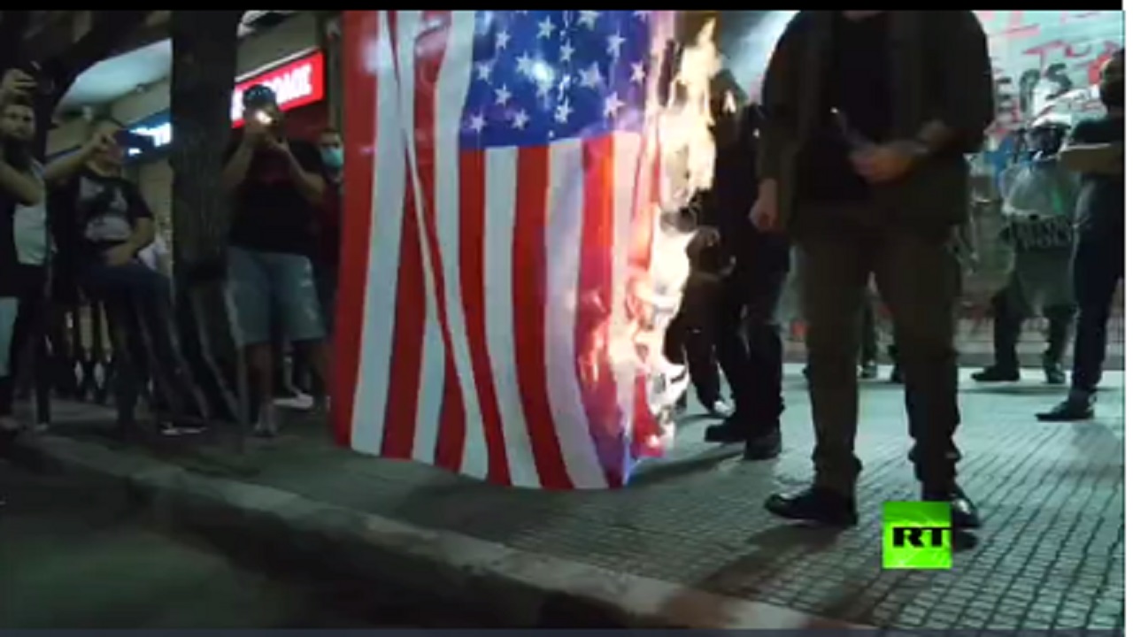 مردم یونان پرچم آمریکا را آتش زدند