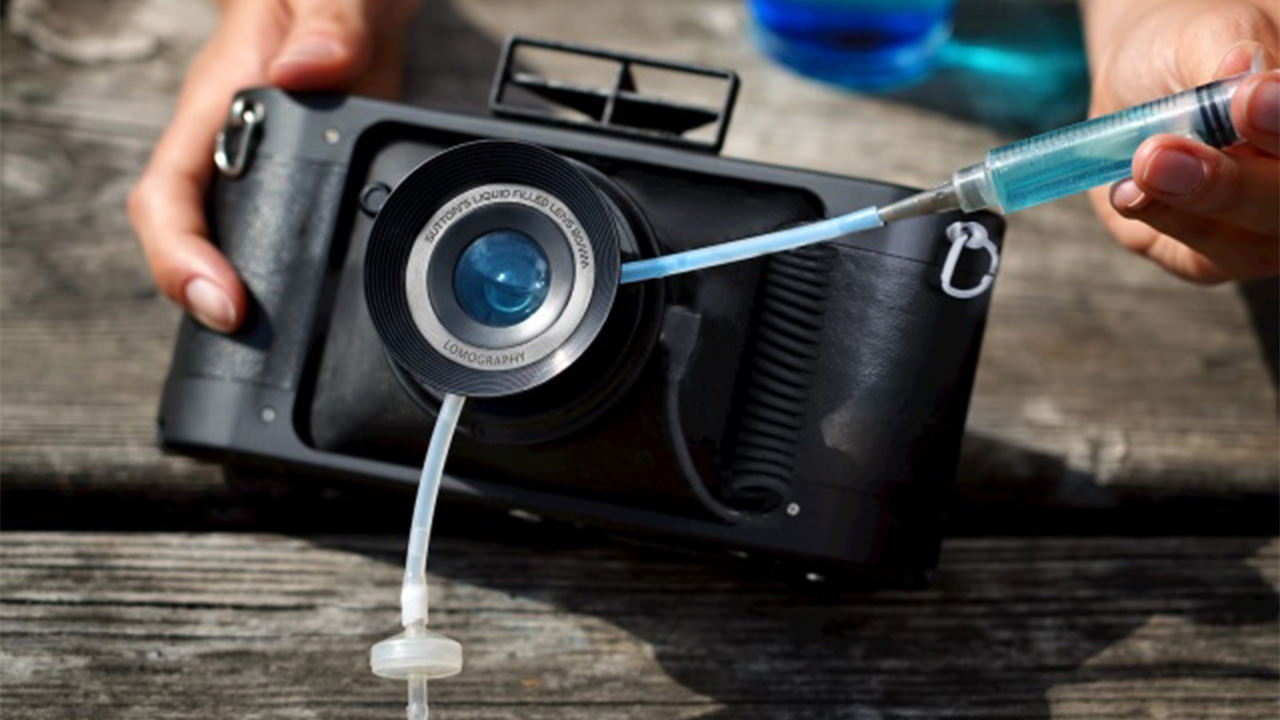 تولید دوربینی که لنز آن با آب پر می‌شود