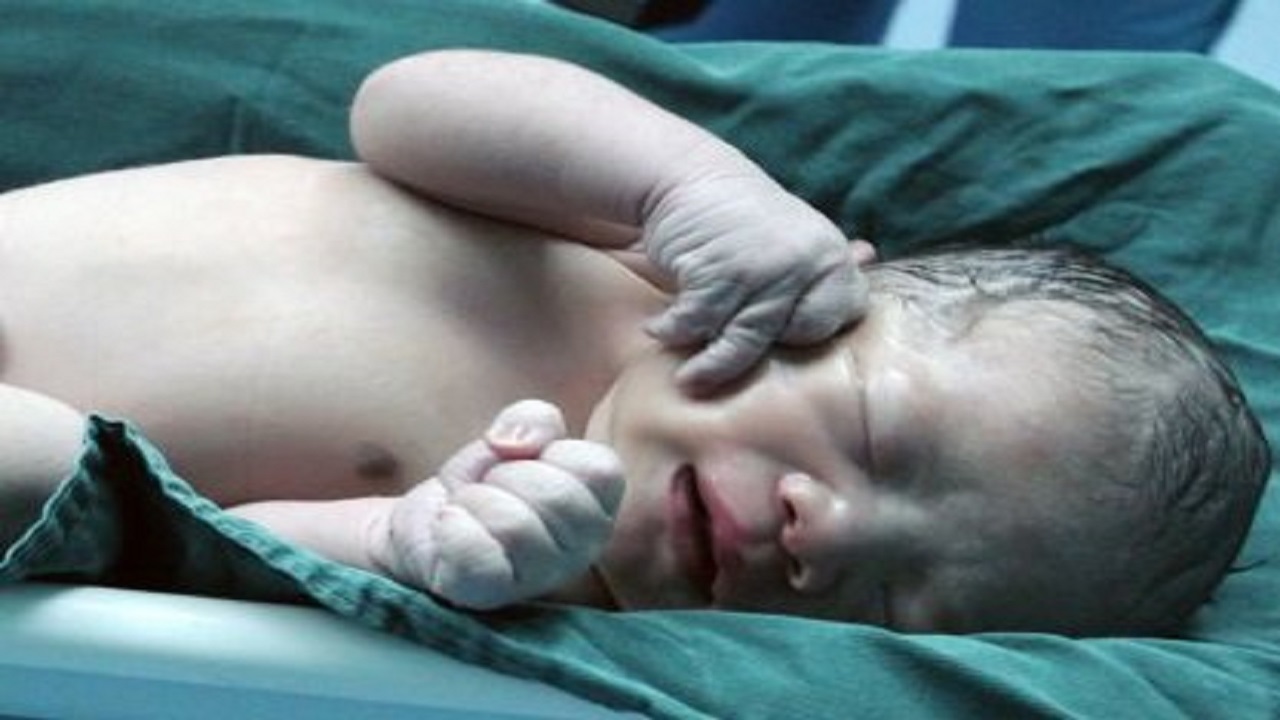 یک نوزاد تازه متولد شده 6 ساعت در مرده ماند و زنده خارج شد.