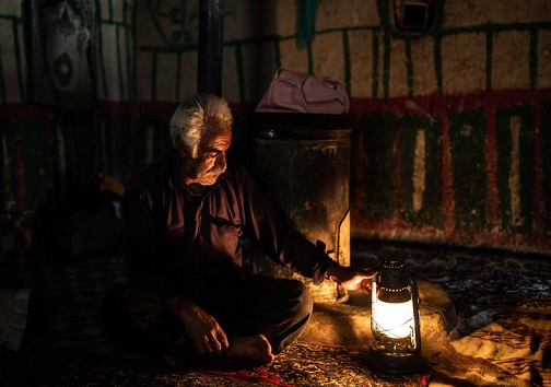 زندگی در تاریکی/ نور ماه تنها چراغ شب‌های سیاه روستائیان ساکن زادگاه نفت