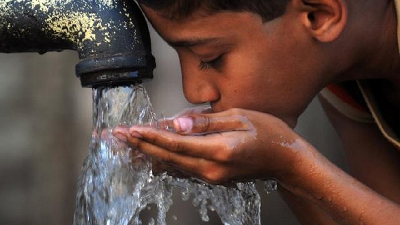 Пить воду в исламе. Загрязнённая питьевая вода. Загрязнение питьевой воды. Питье грязной воды. Вода и человек.