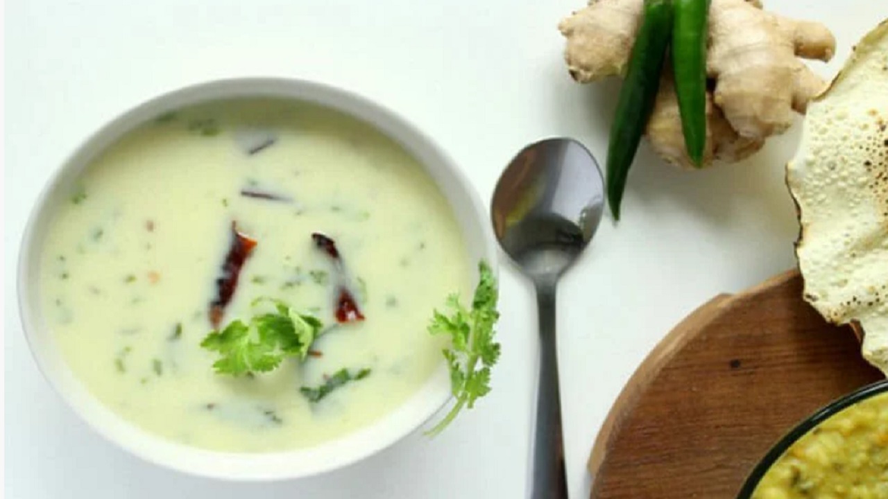 طرز تهیه سوپ هندی ماست گوجراتی؛ تند و خوشمزه