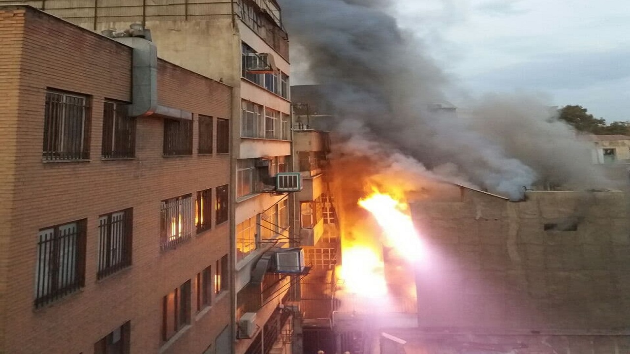 آتش‌سوزی مجتمع تولیدی در خیابان جمهوری + فیلم
