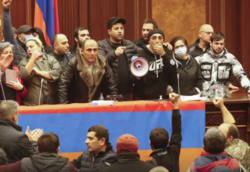 باشگاه خبرنگاران -رئیس مجلس ارمنستان زیر کتک‌های معترضان خشمگین بیهوش شد!+ فیلم