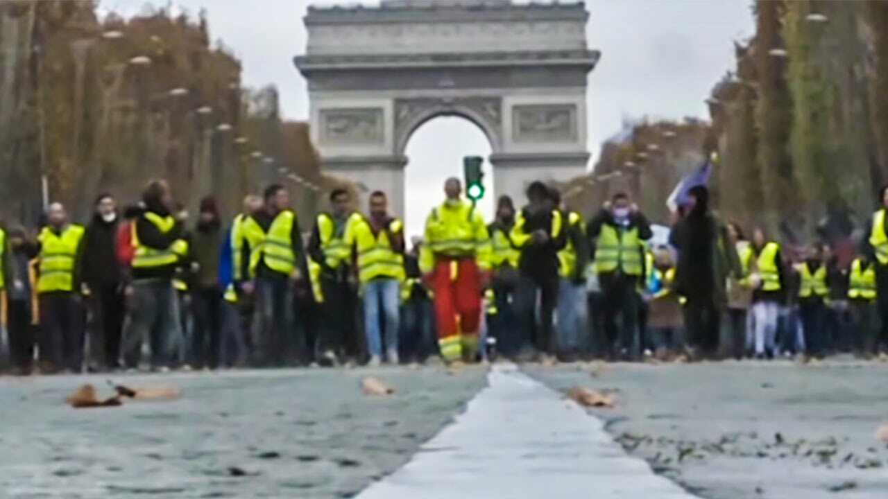 زانوی حکومت مردم سالار فرانسه بر لنز دوربین معترضان + فیلم