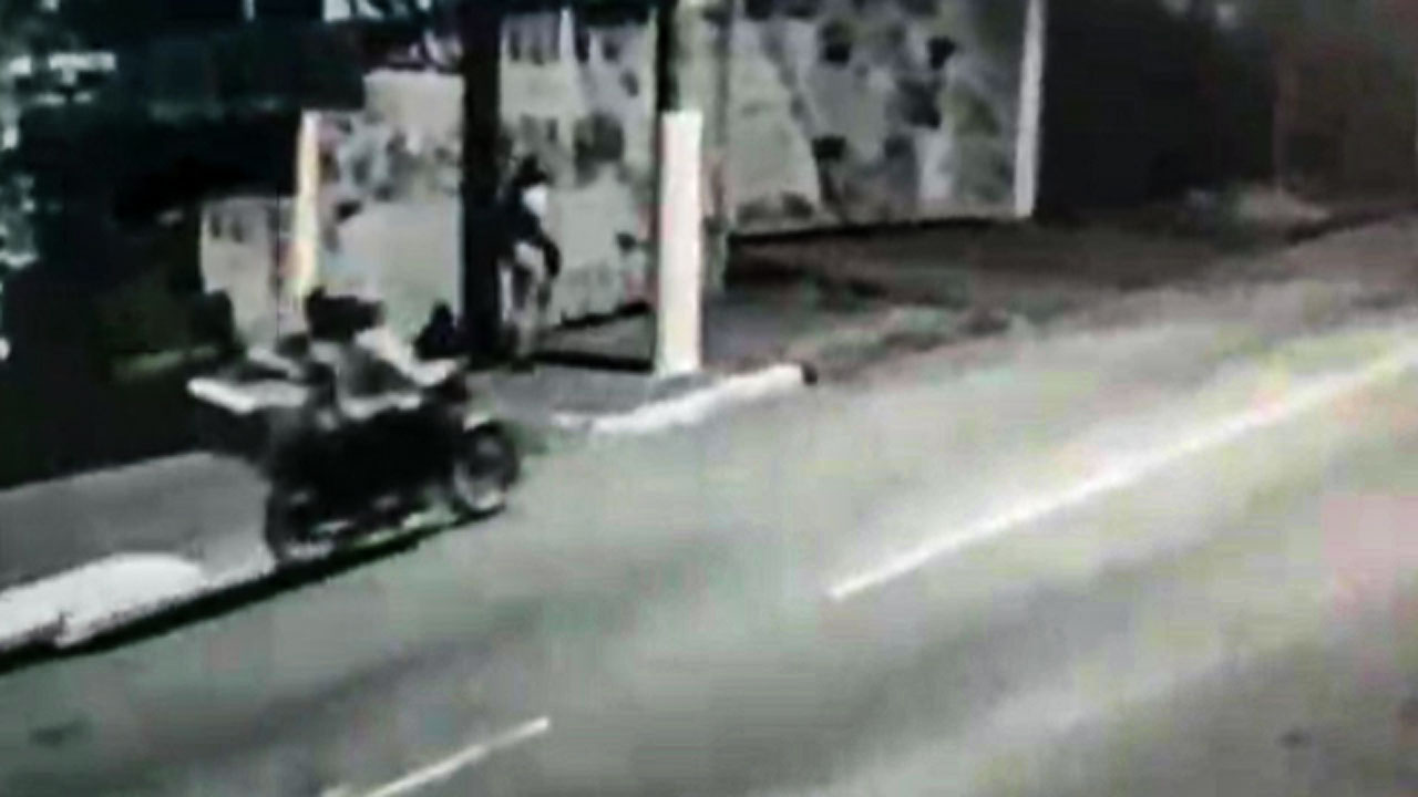 فرار دو سارق موتورسوار از یک زن تنها در خیابان! + فیلم