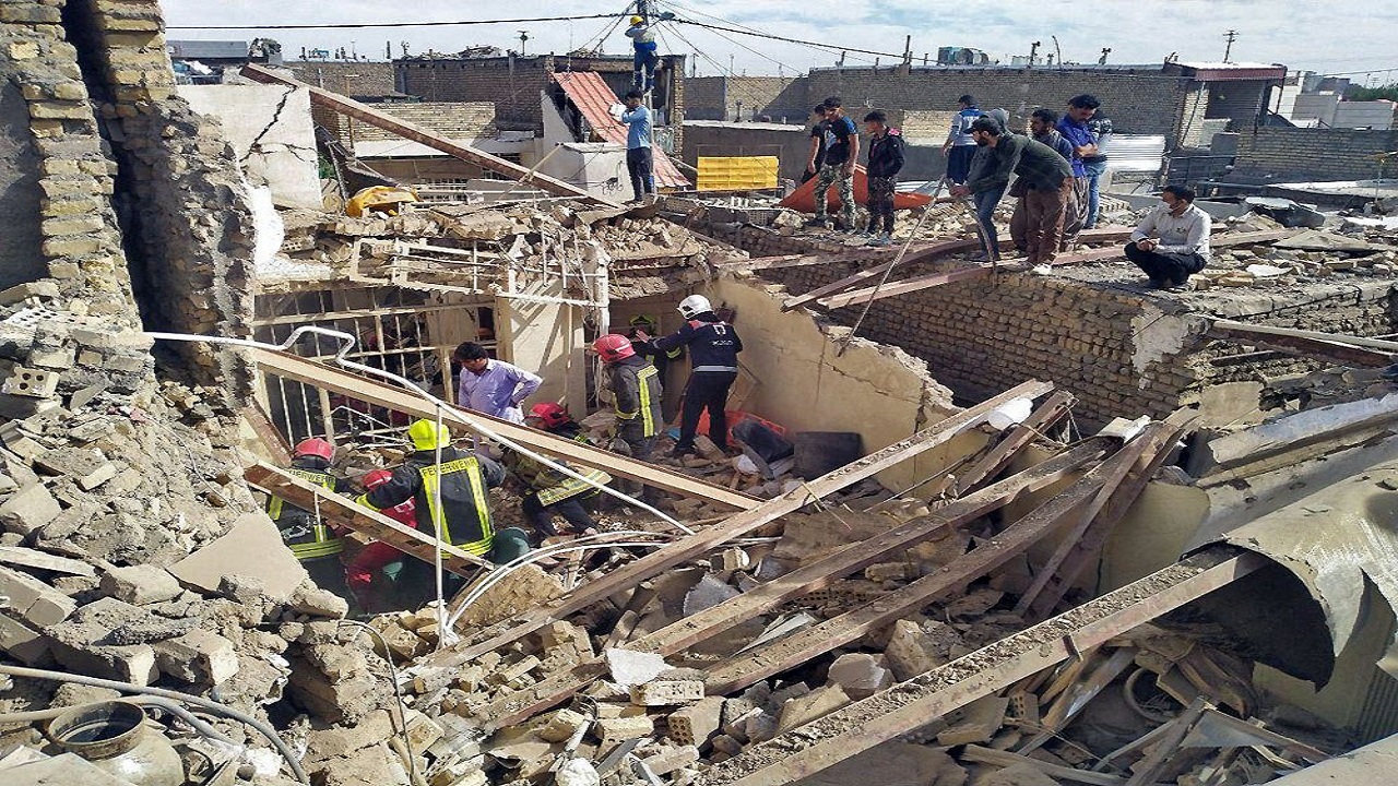 نجات سه نفر از زیر آوار در حادثه ریزش ساختمان مسکونی در مشهد+تصاویر
