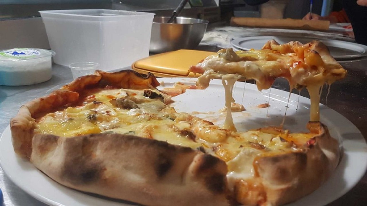 پیتزایی با ۲۵۴ نوع پنیر به ثبت گینس رسید + تصاویر