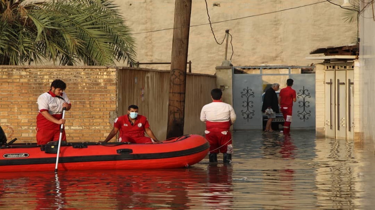امداد رسانی جمعیت هلال احمر خوزستان به مردم آسیب دیده در پی بارش‌های اخیر