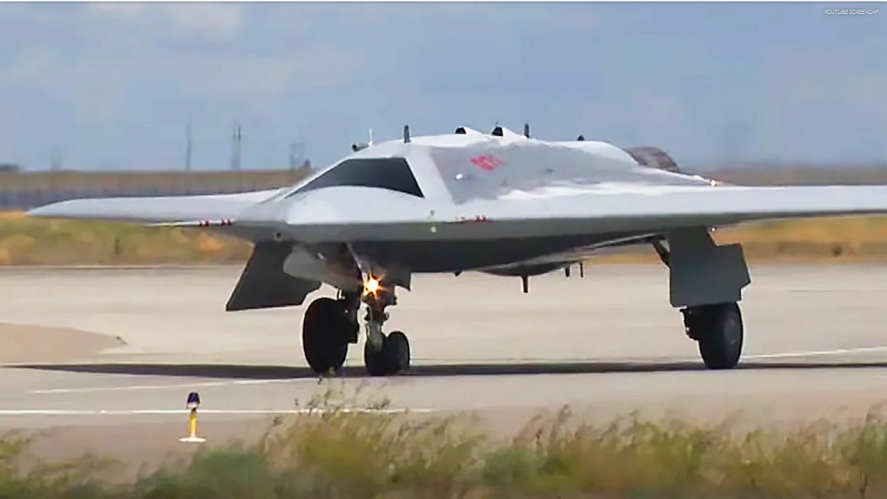آزمایش موشک هوا به هوای جنگنده بدون سرنشین Okhotnik روسیه