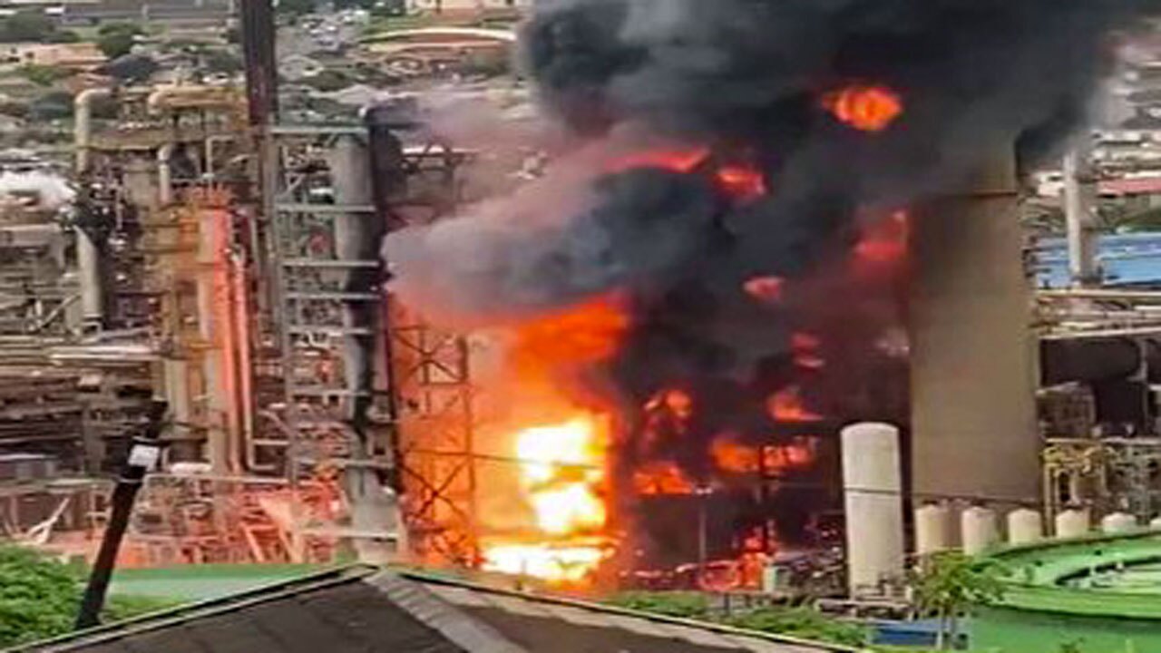 آتش سوزی گسترده در یکی از پالایشگاه‌های نفت آفریقای جنوبی + فیلم