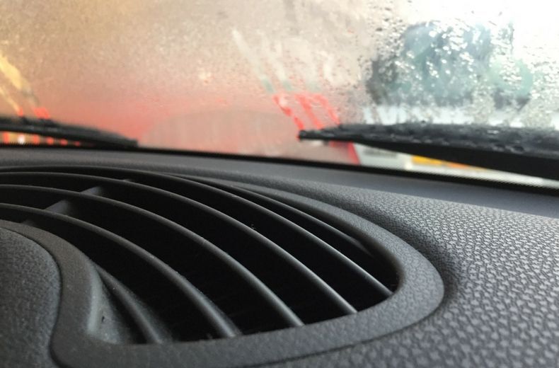 چگونه از بخار گرفتن شیشه خودرو در فصل سرما جلوگیری کنیم؟